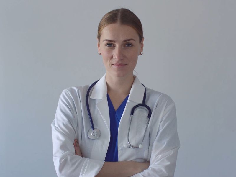 prikaz devojke lekara u mantilu sa stetoskopom oko vrata